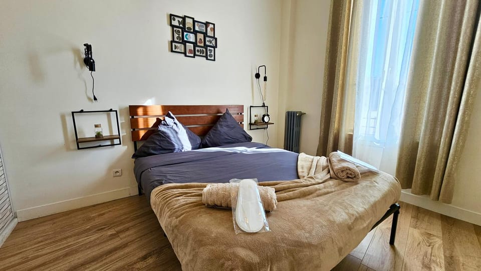 Bed, Photo of the whole room, Bedroom, heating, towels