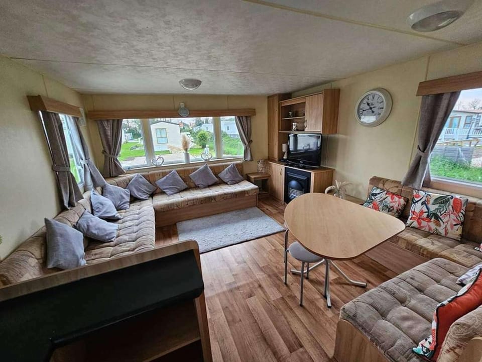 Caravan Meg Sleeps 6 with Free Parking House in Rhyl