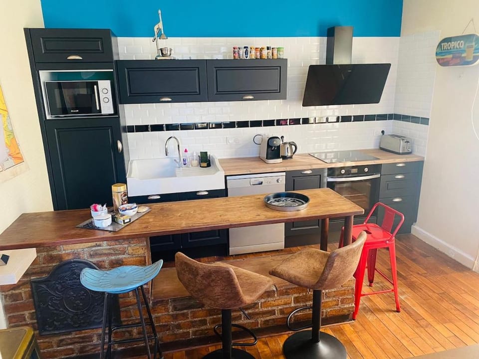 Dining area, dishwasher, minibar, oven, pet friendly, stove, toaster