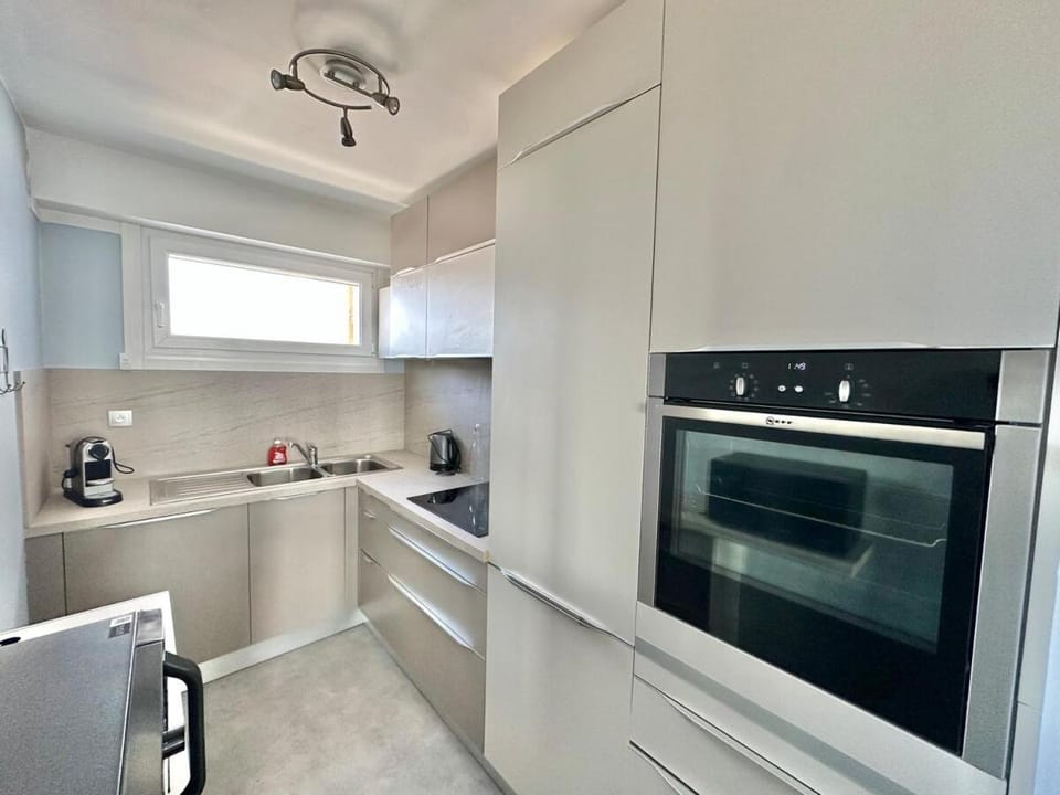 Coffee/tea facilities, Kitchen or kitchenette, dishwasher, oven, stove