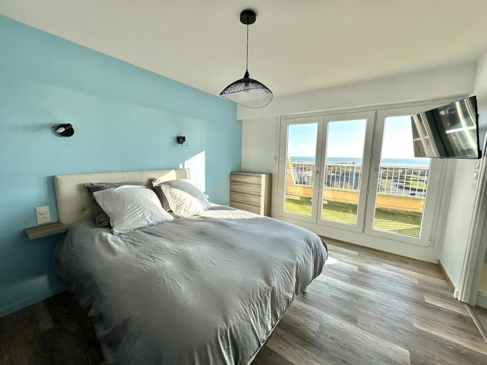TV and multimedia, Balcony/Terrace, Photo of the whole room, Bedroom