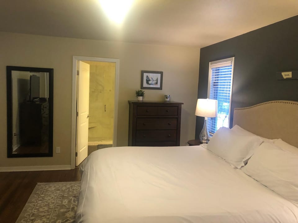 Bed, TV and multimedia, Bedroom, wardrobe