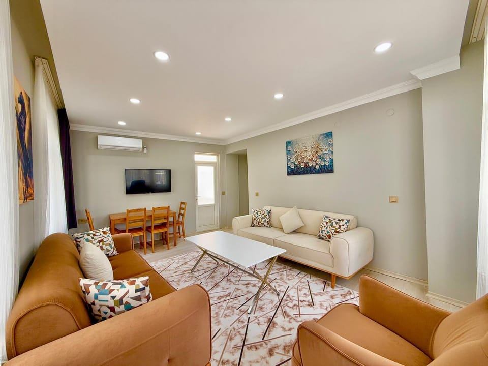 Communal lounge/ TV room, TV and multimedia, Living room, Photo of the whole room, Seating area, air conditioner