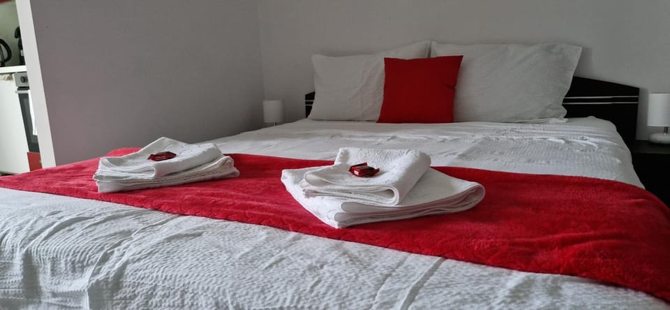 Bed, towels