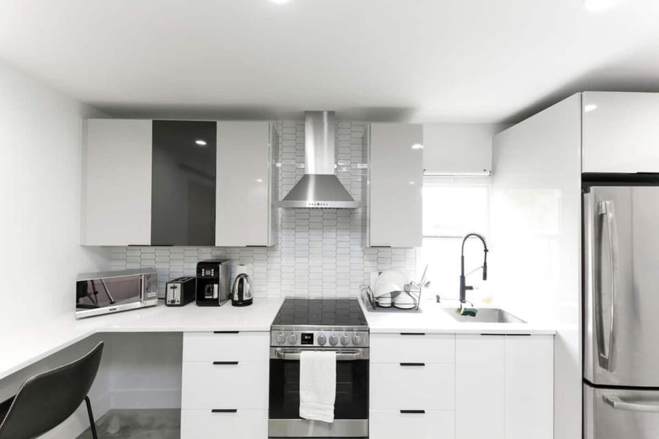 Coffee/tea facilities, Kitchen or kitchenette, oven, stove