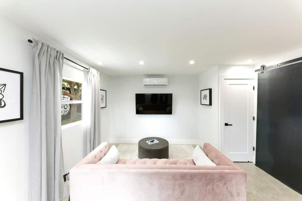 Communal lounge/ TV room, TV and multimedia, Living room, Seating area, Evening entertainment, air conditioner