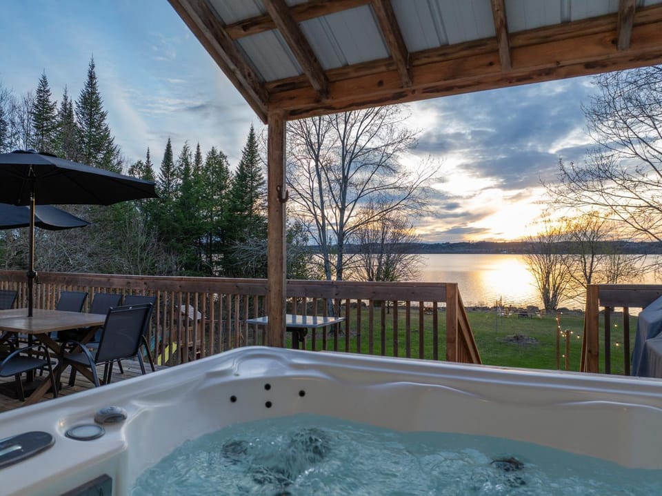 Chalet des Oiseaux Bleus, Spa, Lac Chalet in Quebec
