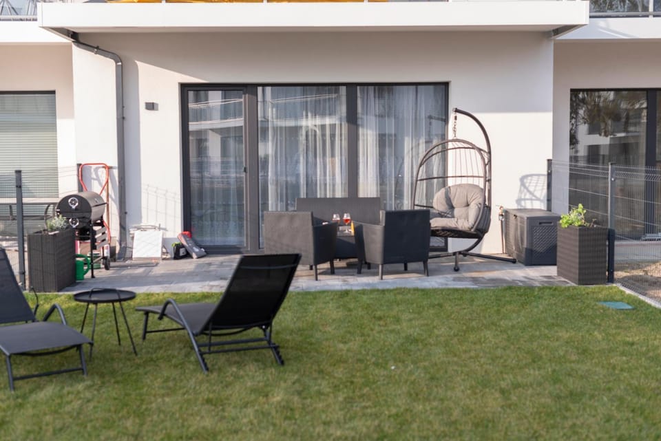Property building, Day, Garden, Seating area, Garden view, sunbed