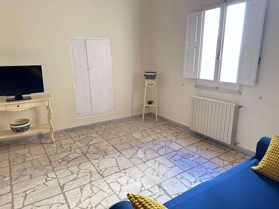 TV and multimedia, Seating area, Evening entertainment, Bedroom