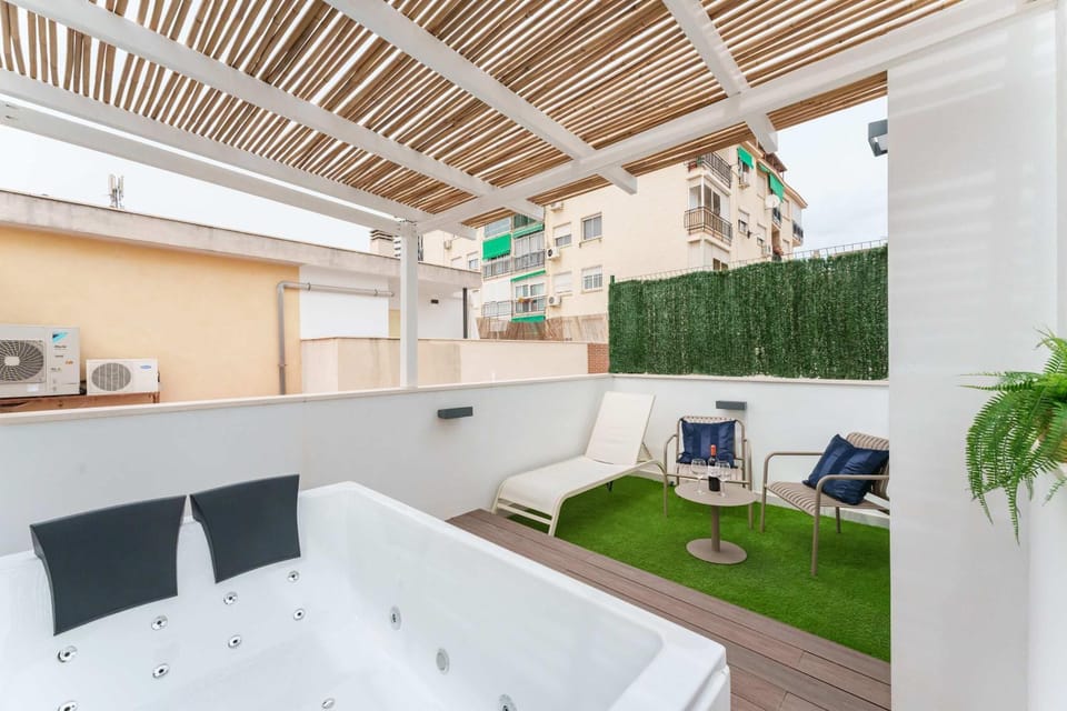 Stylish 3BD with Rooftop Jacuzzi - Las Artes House in Malaga