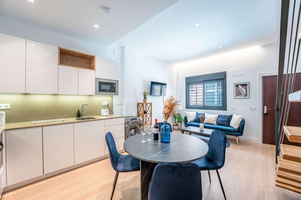 Stylish 3BD with Rooftop Jacuzzi - Las Artes House in Malaga