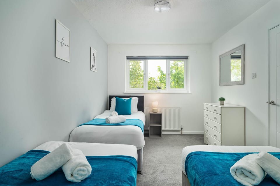 Bed, Bedroom, towels