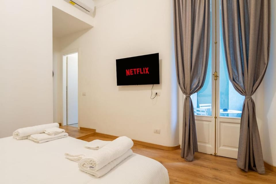 Bed, TV and multimedia, Photo of the whole room, Bedroom, towels, air conditioner