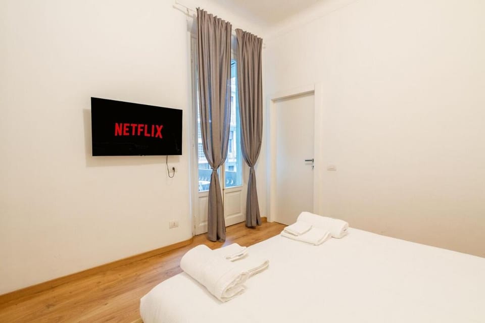 Bed, TV and multimedia, Photo of the whole room, Bedroom