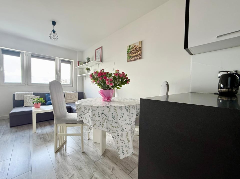 Coffee/tea facilities, Kitchen or kitchenette, Living room, Seating area, Dining area