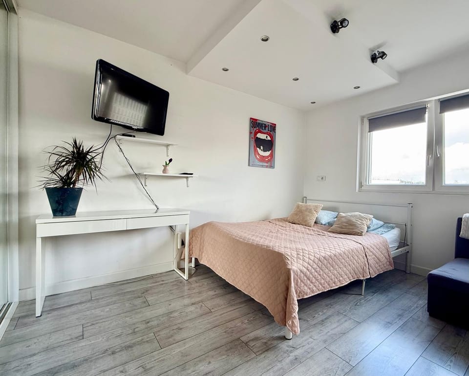 Bed, TV and multimedia, Photo of the whole room, Bedroom