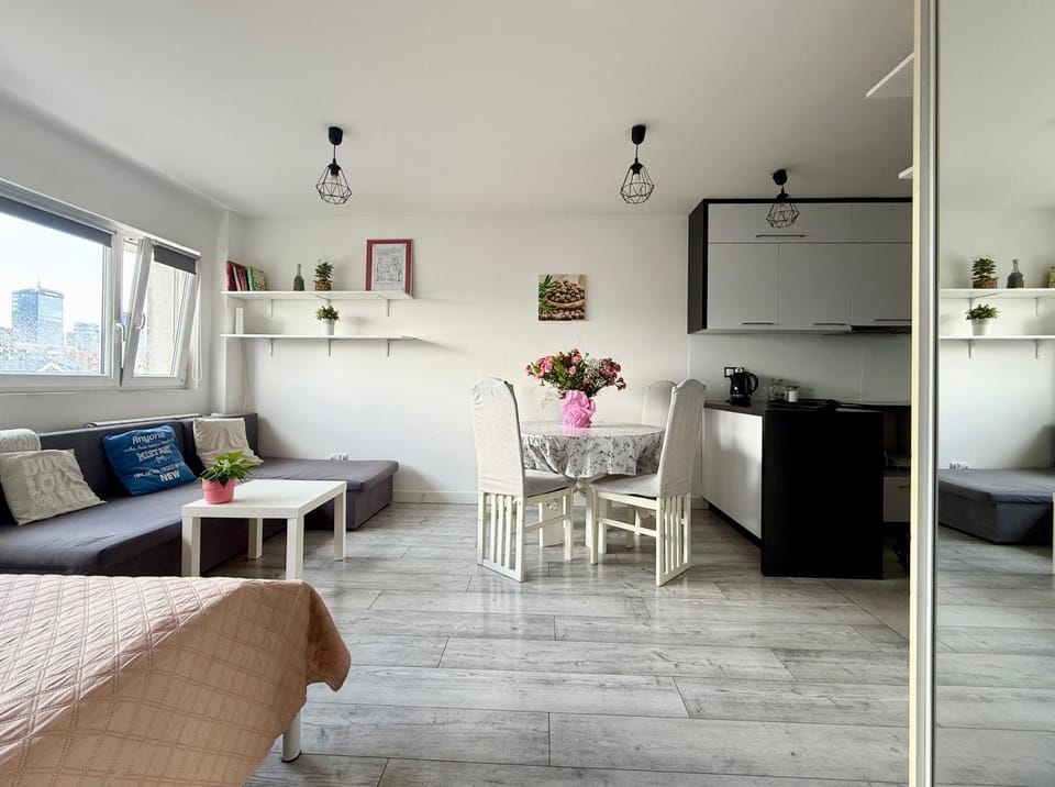 Kitchen or kitchenette, Living room, Seating area, Dining area