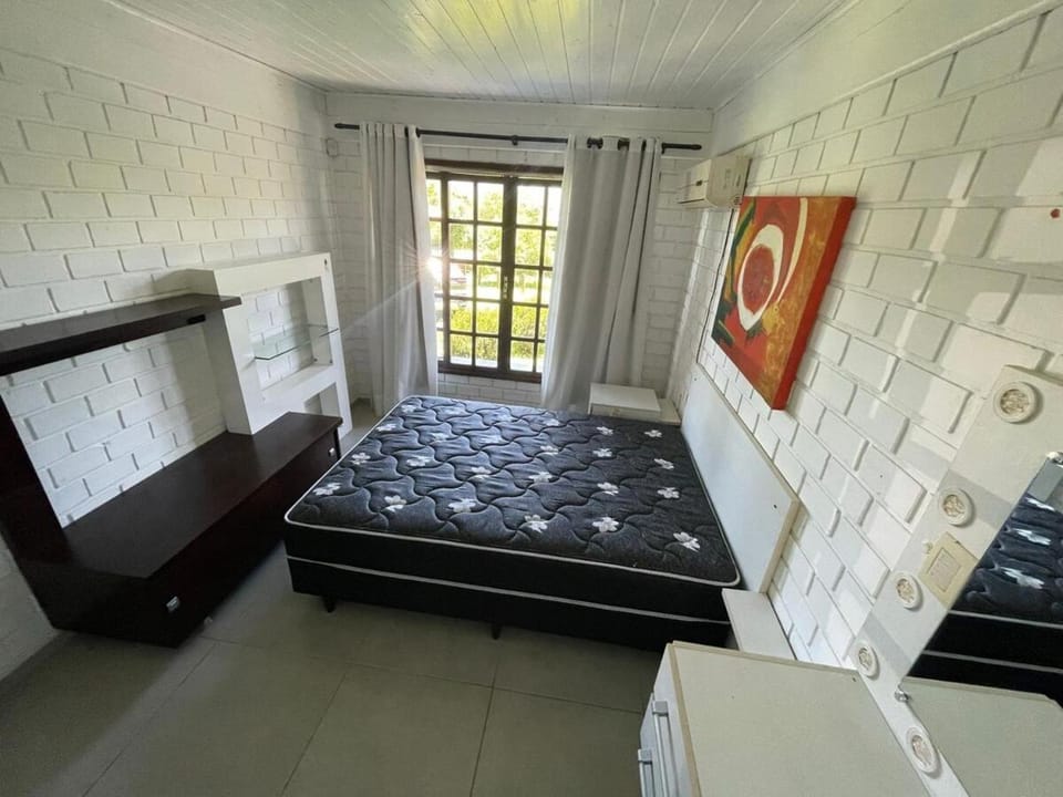 Nossa casa com muito verde no Rosa House in Imbituba