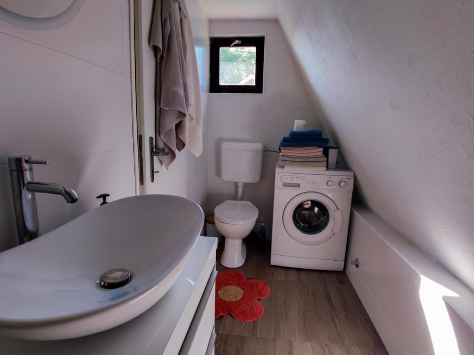 Toilet, Bathroom, towels, washing machine