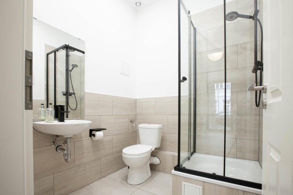 Shower, Toilet, Bathroom, towels