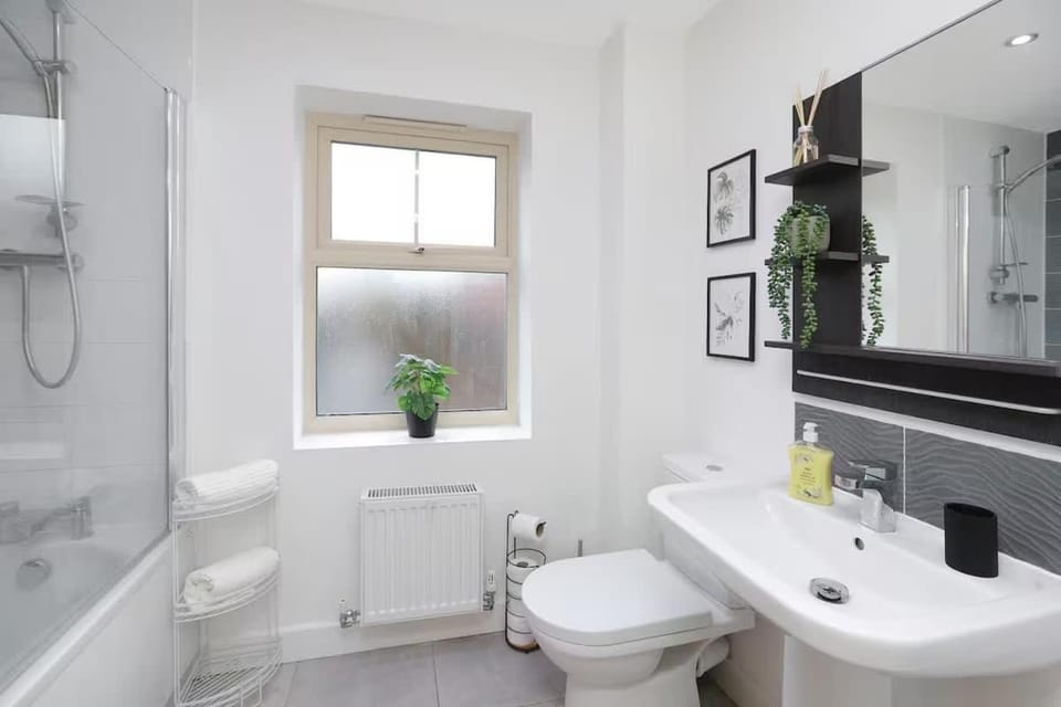 Garden Relaxation, Fast City Centre Access, Secure Free Parking House in Nottingham