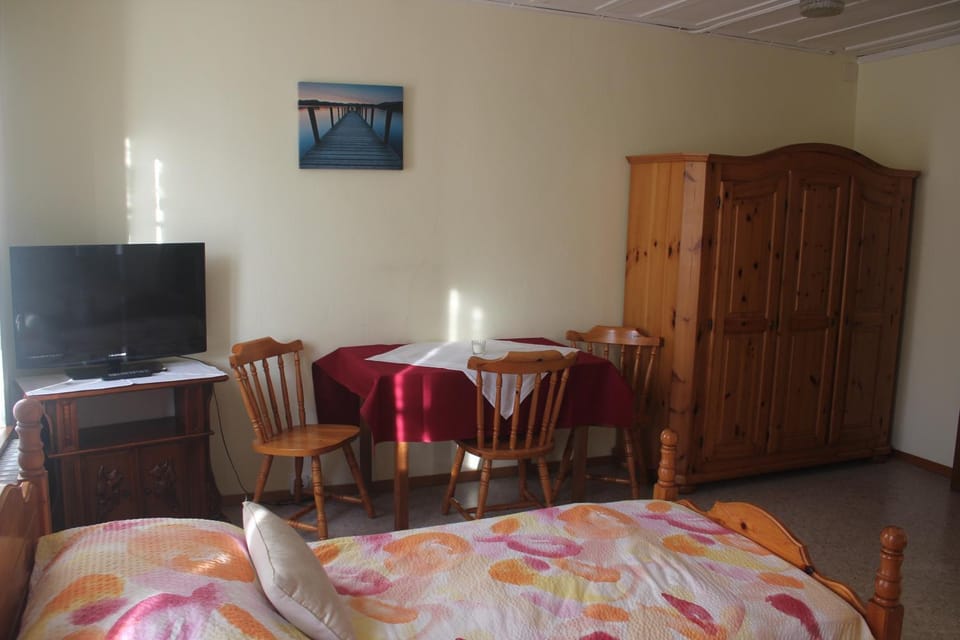 TV and multimedia, Photo of the whole room, Bedroom