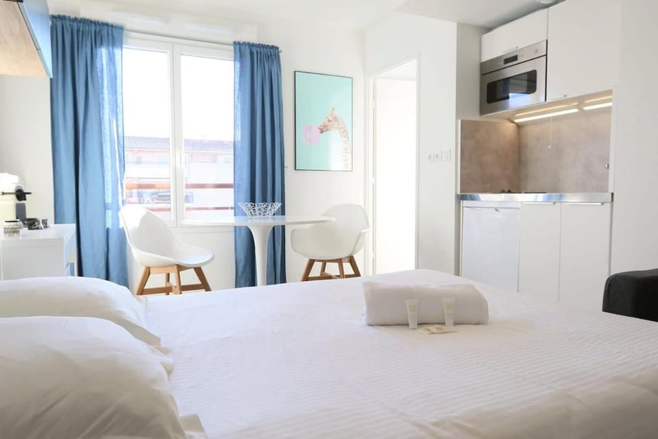 Bed, Kitchen or kitchenette, Photo of the whole room, oven