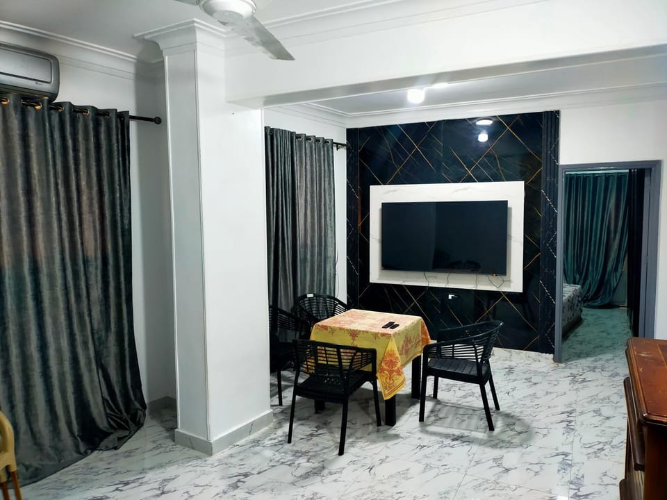 Communal lounge/ TV room, TV and multimedia, Living room, Seating area, Evening entertainment, air conditioner