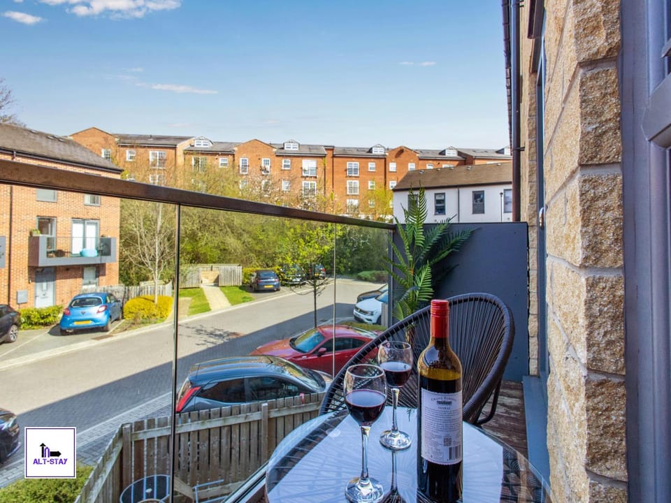 Property building, Patio, Day, Neighbourhood, View (from property/room), Balcony/Terrace, Food and drinks, Dining area, Street view, Drinks, Alcoholic drinks, Location, Parking