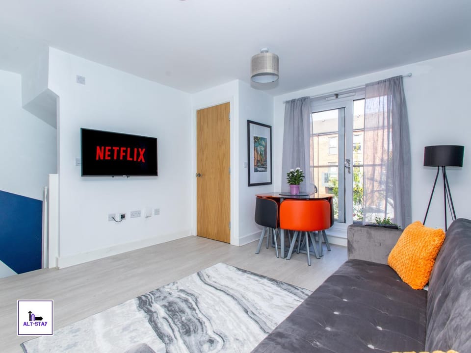 Communal lounge/ TV room, Bed, TV and multimedia, Living room, Photo of the whole room, Seating area, Evening entertainment, Bedroom