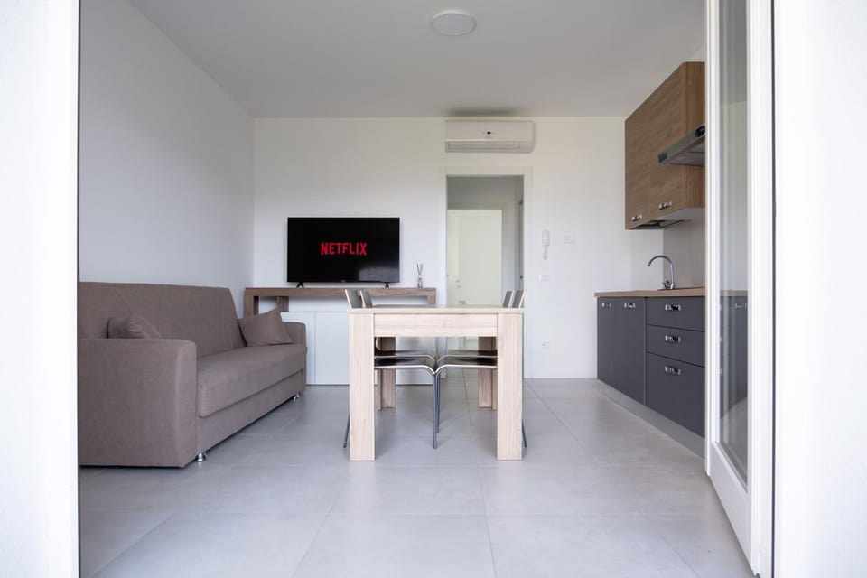 Communal lounge/ TV room, Living room, Dining area