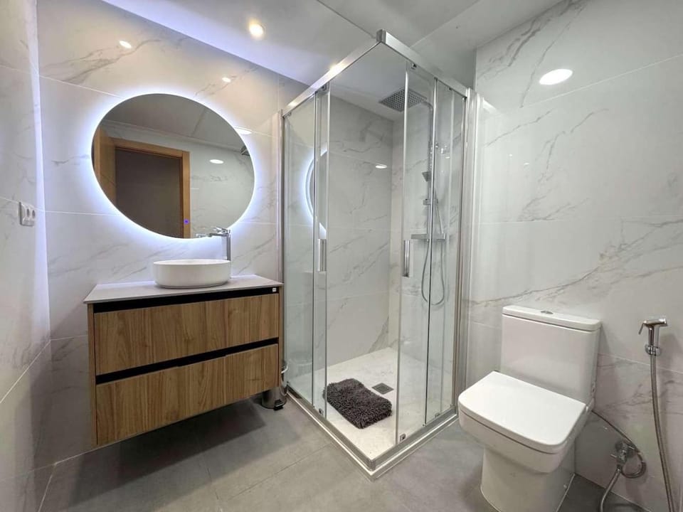 Shower, Toilet, Bathroom, towels