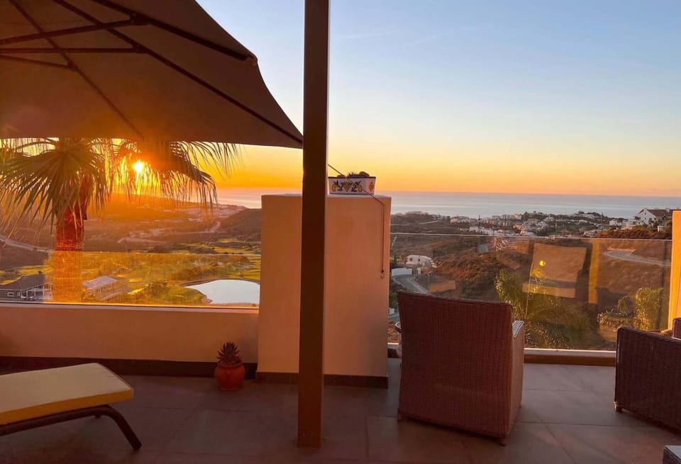 Natural landscape, View (from property/room), Balcony/Terrace, Seating area, Sea view, Sunrise