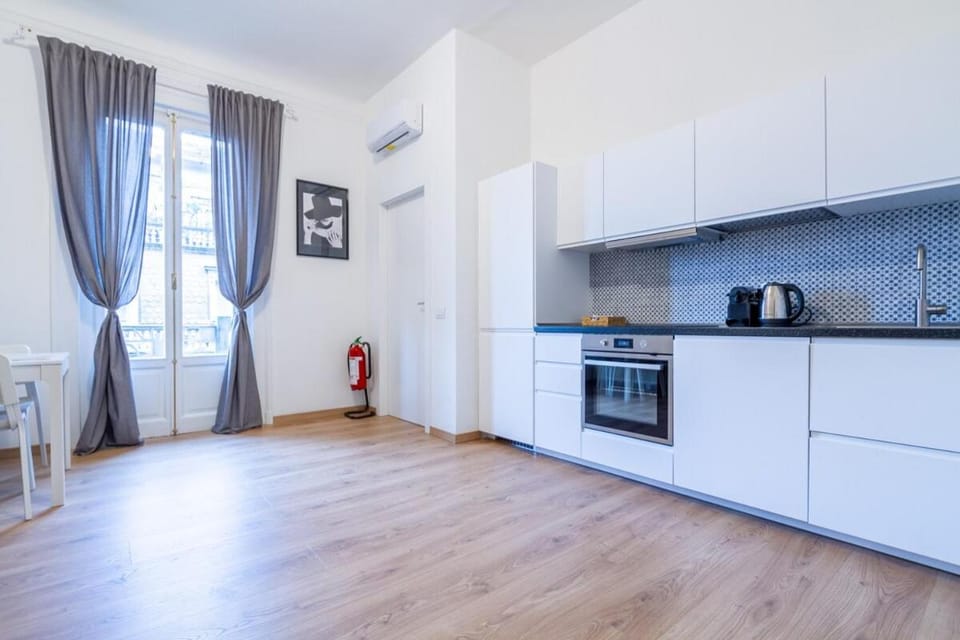 Coffee/tea facilities, Kitchen or kitchenette, dishwasher, oven, stove