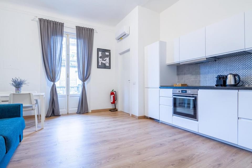 Coffee/tea facilities, Kitchen or kitchenette, Dining area, oven, stove