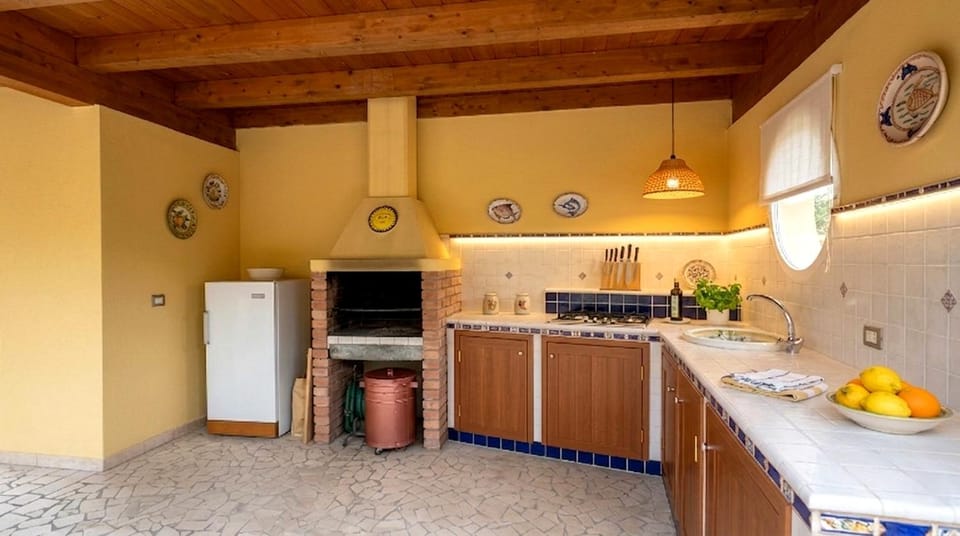 Kitchen or kitchenette, pet friendly, stove