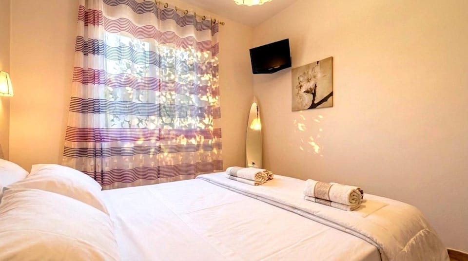 Bed, TV and multimedia, Photo of the whole room, Bedroom, towels
