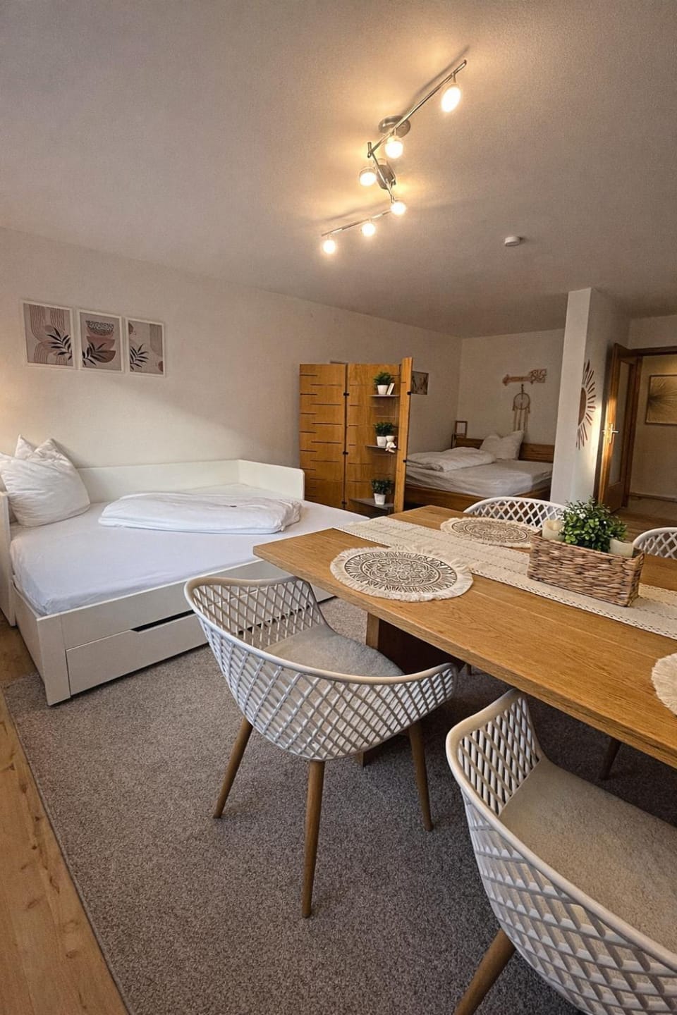 Living room, Dining area, Bedroom, Food