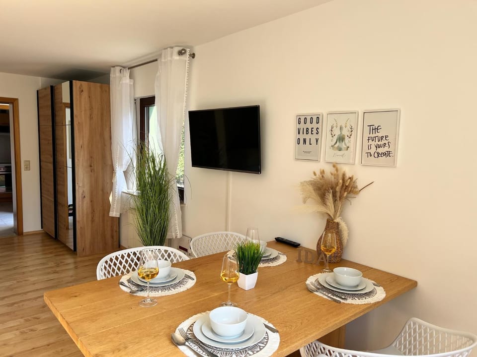 TV and multimedia, Living room, Seating area, Dining area