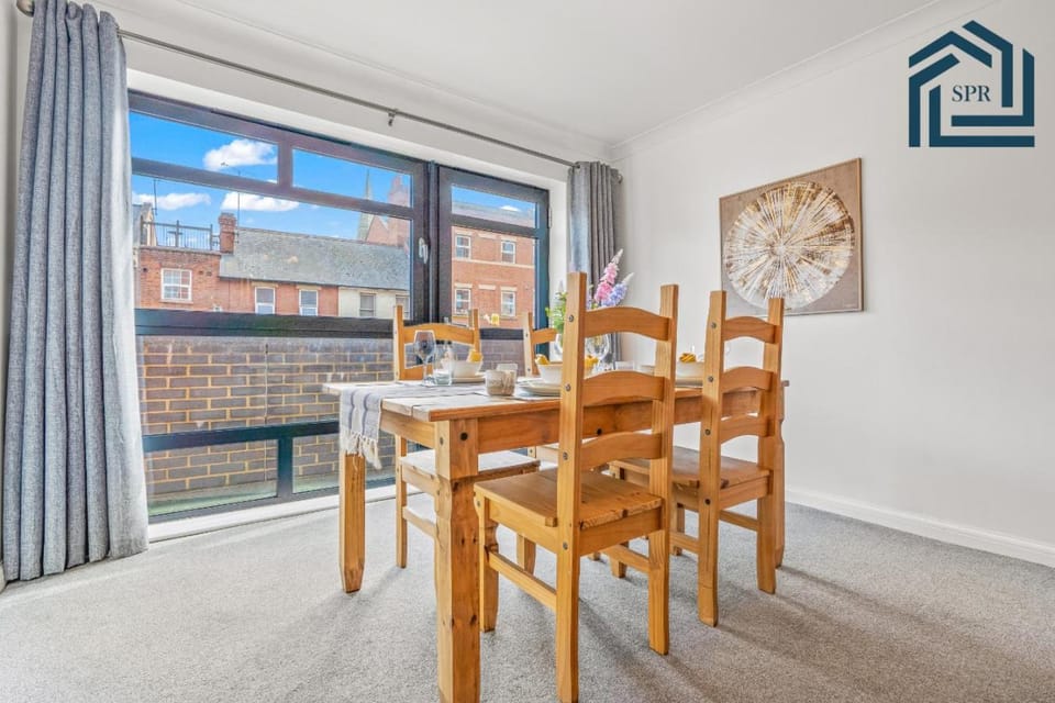View (from property/room), Decorative detail, Dining area