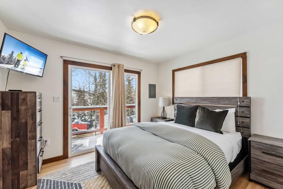 Quiet Alpine Escape With Hot Tub & Deck House in Breckenridge