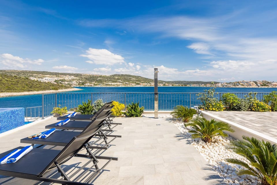 Shower, Swimming pool, sunbed