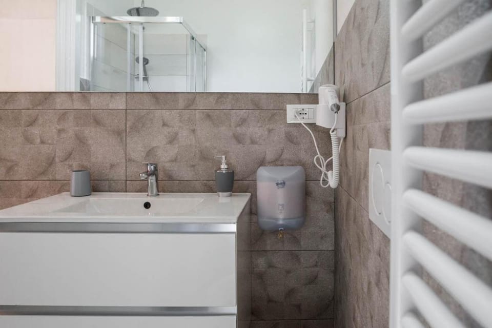 Shower, Toilet, Bathroom, bidet, heating, internet, towels