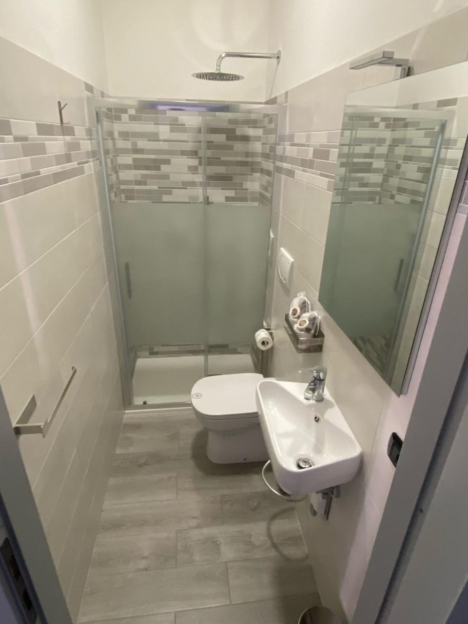 Shower, Toilet, Bathroom, towels
