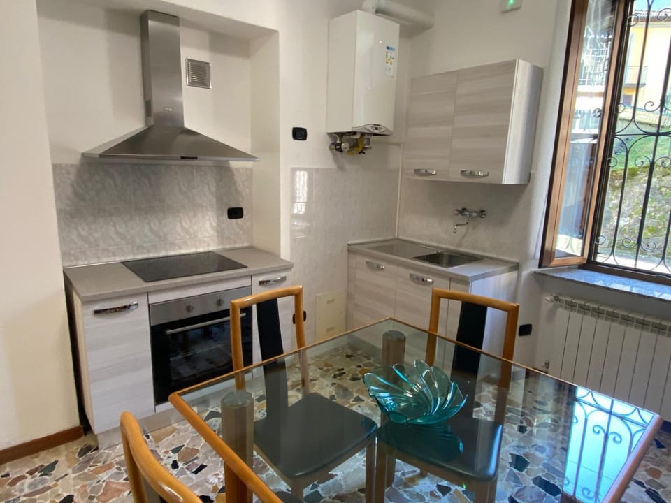 Kitchen or kitchenette, Dining area, stove