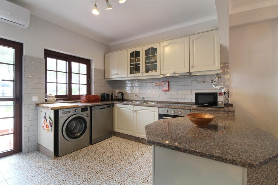 Kitchen or kitchenette, dishwasher, oven, toaster, washing machine