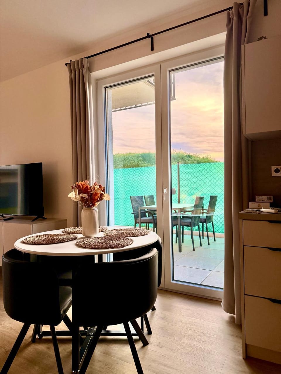 TV and multimedia, View (from property/room), Balcony/Terrace, Seating area, Dining area