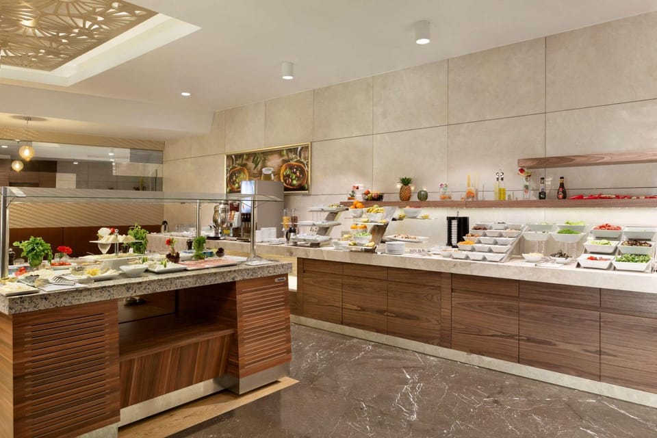 Restaurant/places to eat, Buffet breakfast