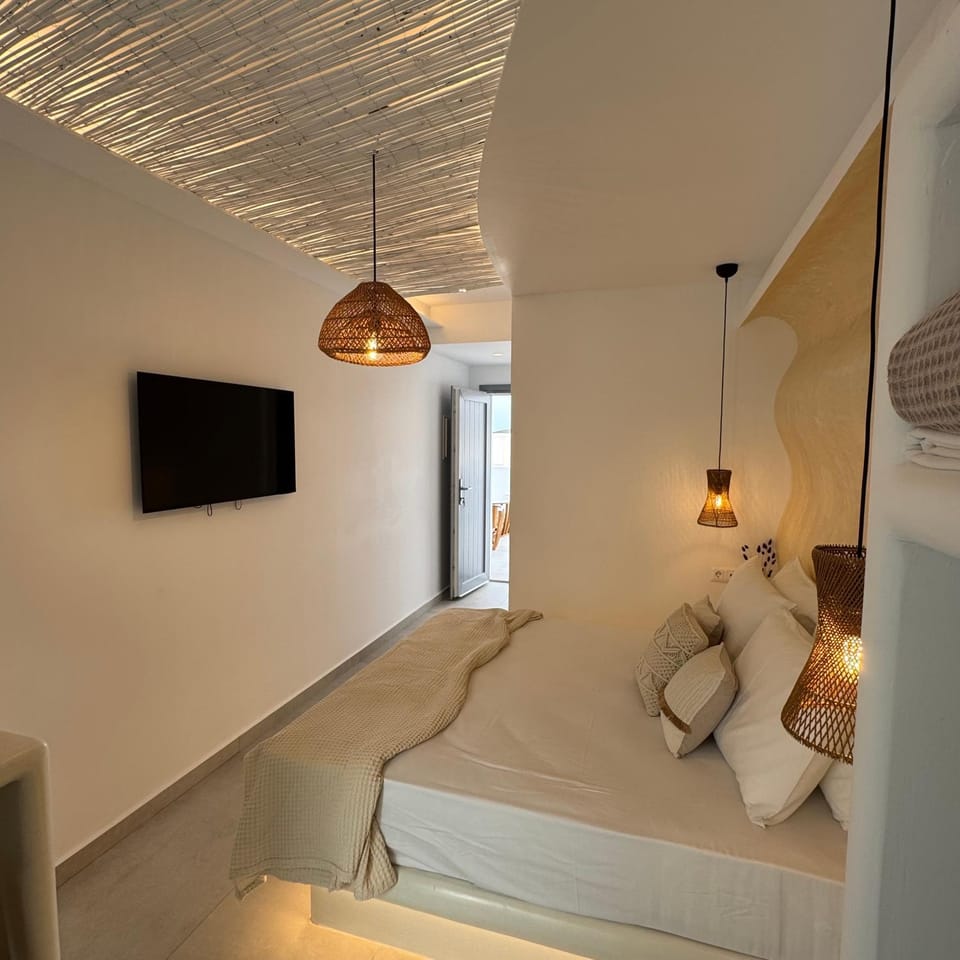 Bed, TV and multimedia, Photo of the whole room, Bedroom