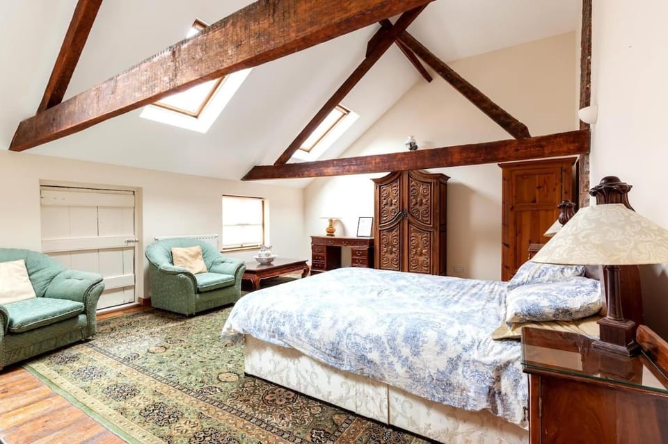 Photo of the whole room, Seating area, Bedroom